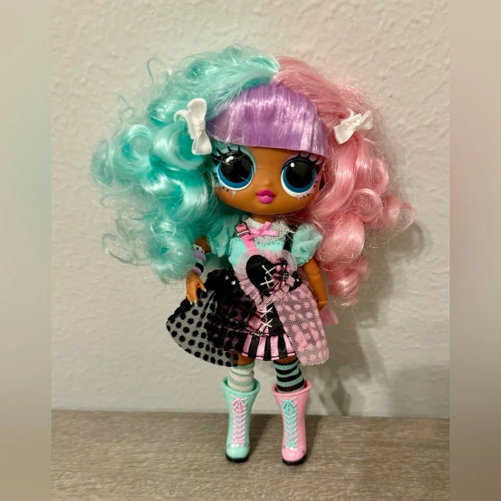 LOL Surprise Tween Lexi Gurl. Full of surprises and sassy style. This brand new